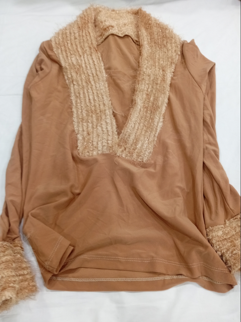 Long sleeve top with fur trim