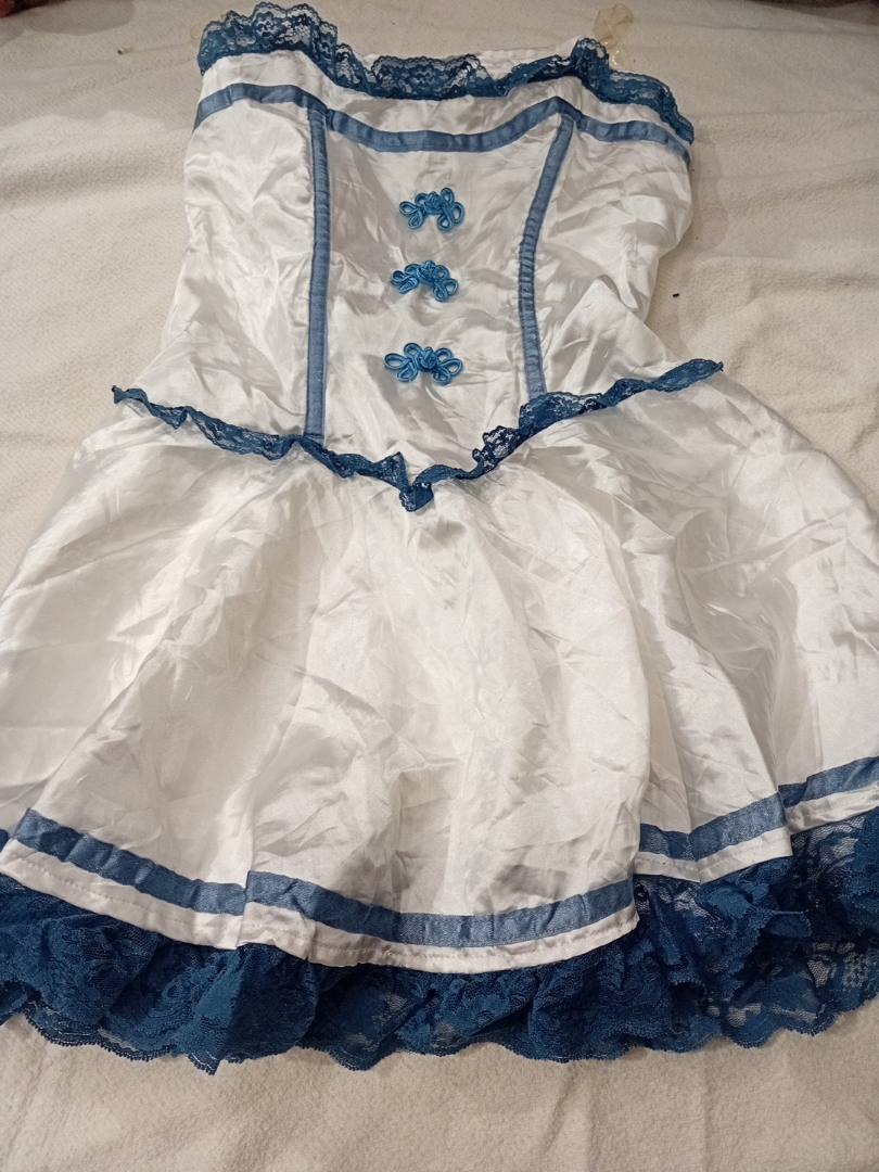Robe blanche et bleue avec bordure en dentelle