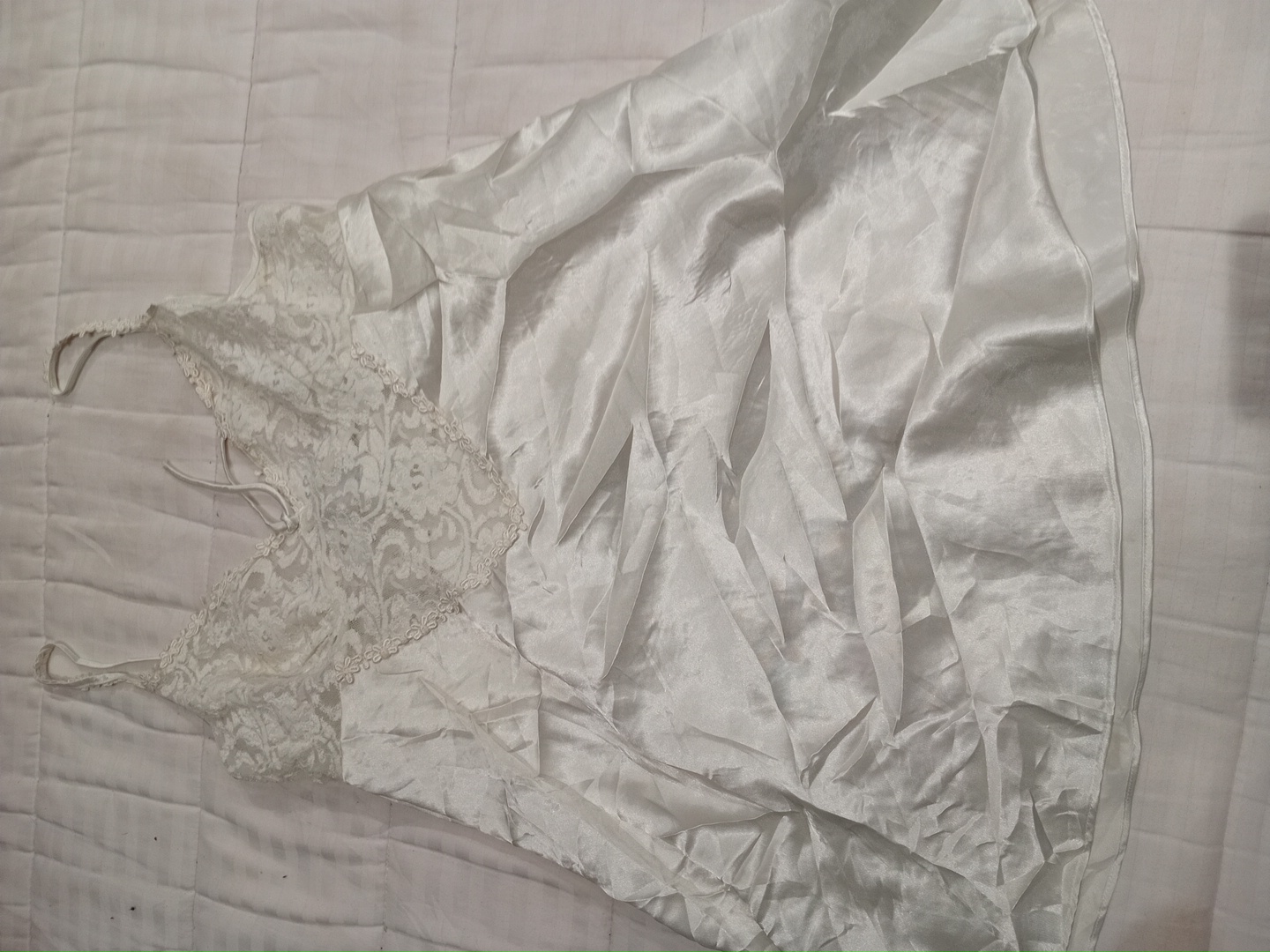 Robe nuisette à bretelles en dentelle blanche