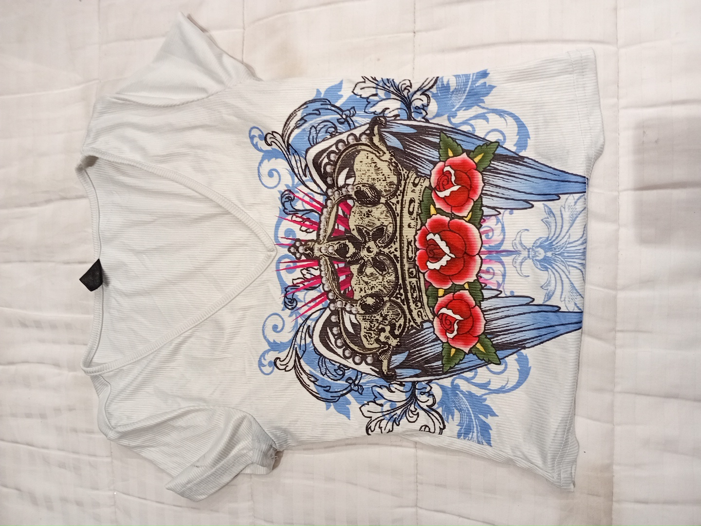 White Ribbed V-Neck T-Shirt with Crown and Rose Gr..