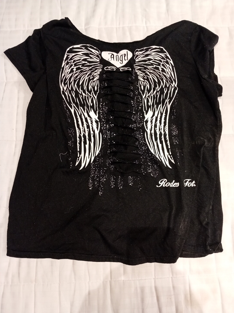 T-shirt grafica con ali d'angelo nere