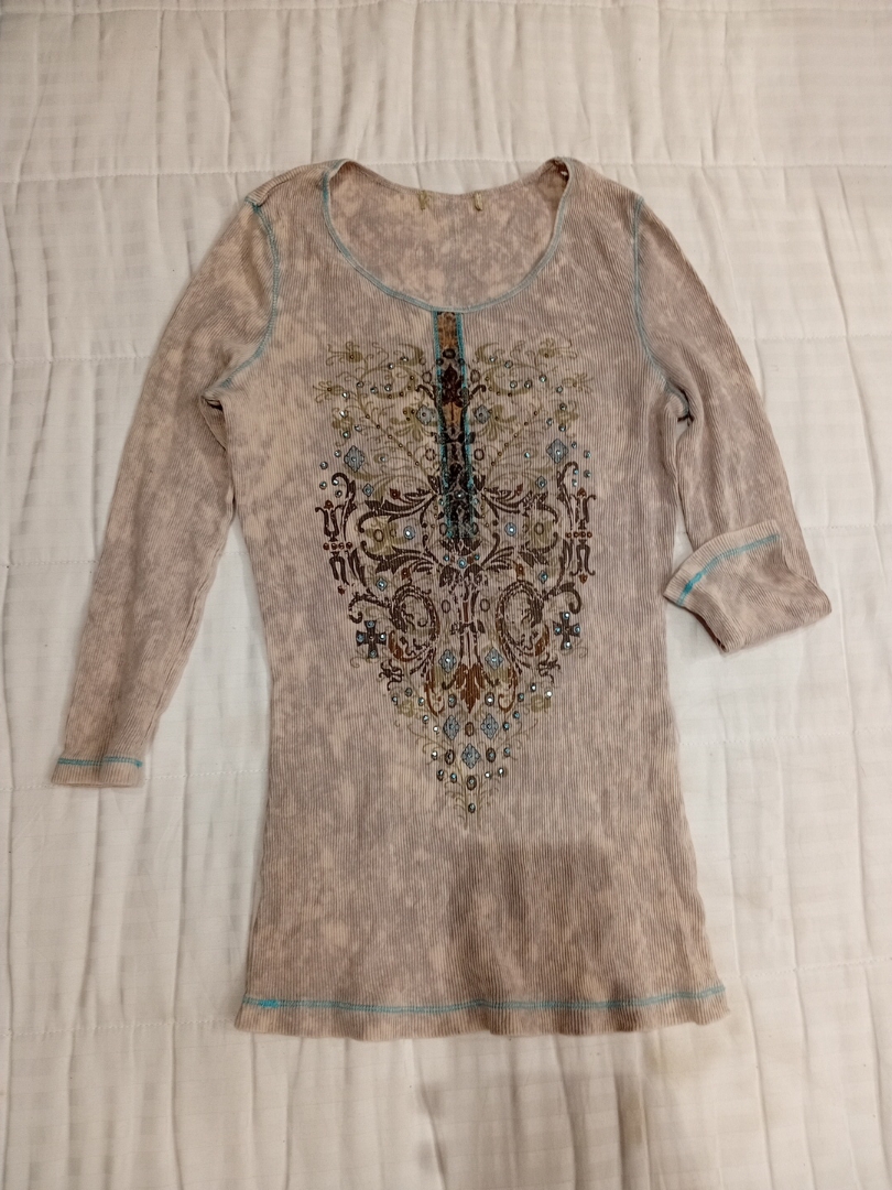 Top a maniche lunghe decorato