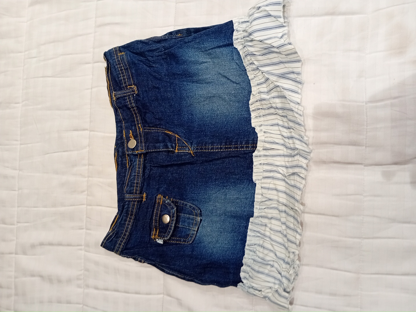 Denim-Minikleid mit Rüschendetails