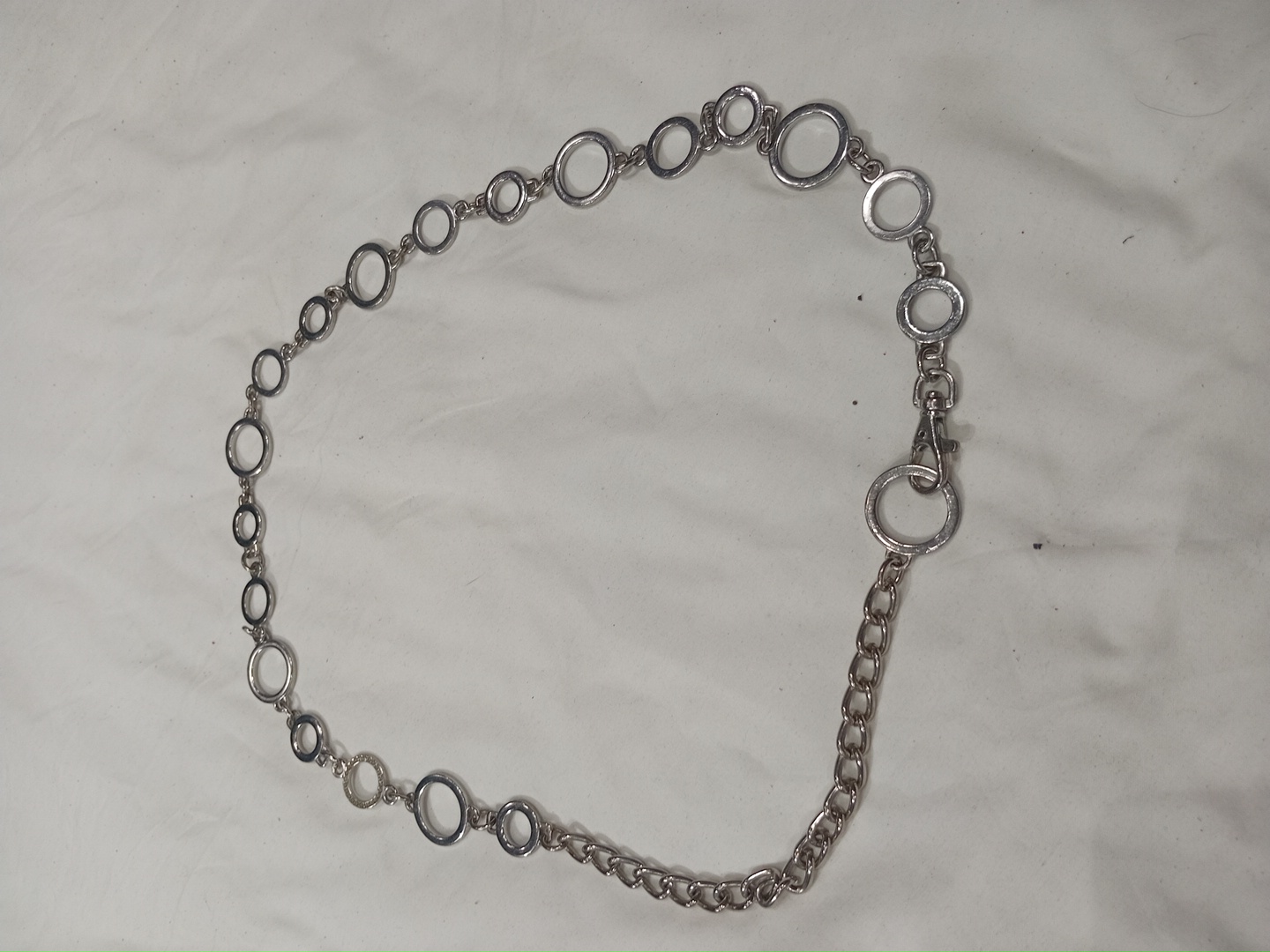 Ceinture en chaîne argentée Y2K avec détails en ce..