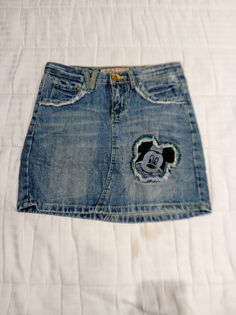 Jupe en denim mini Hong Kong Feng Yun avec des pat..