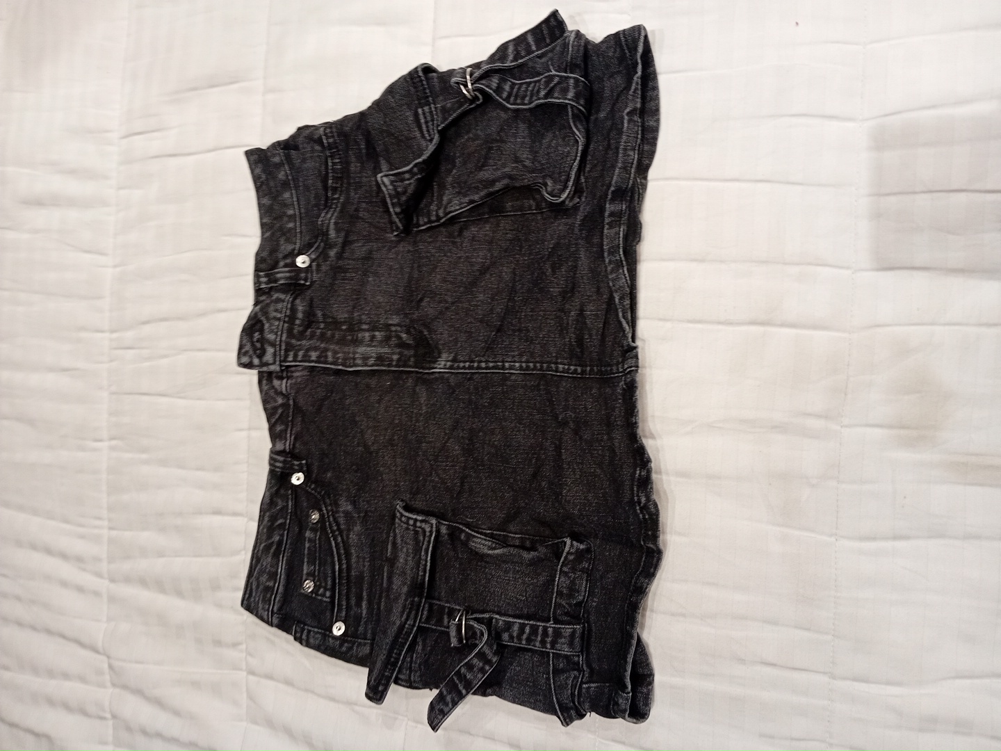 Jupe mini noire en denim Love Tree avec poches car..