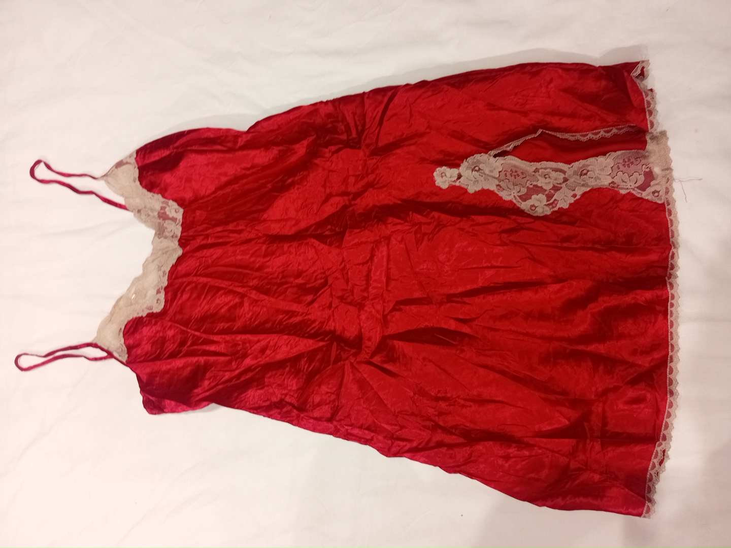 Robe nuisette avec bord en dentelle rouge