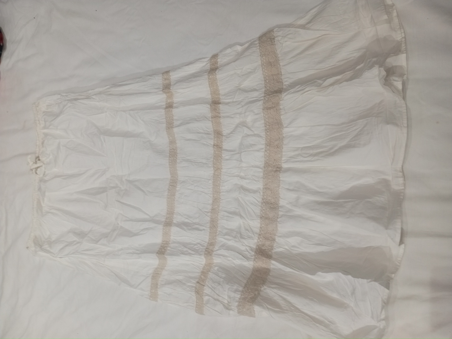 Maxirock mit weißer Spitzenkante