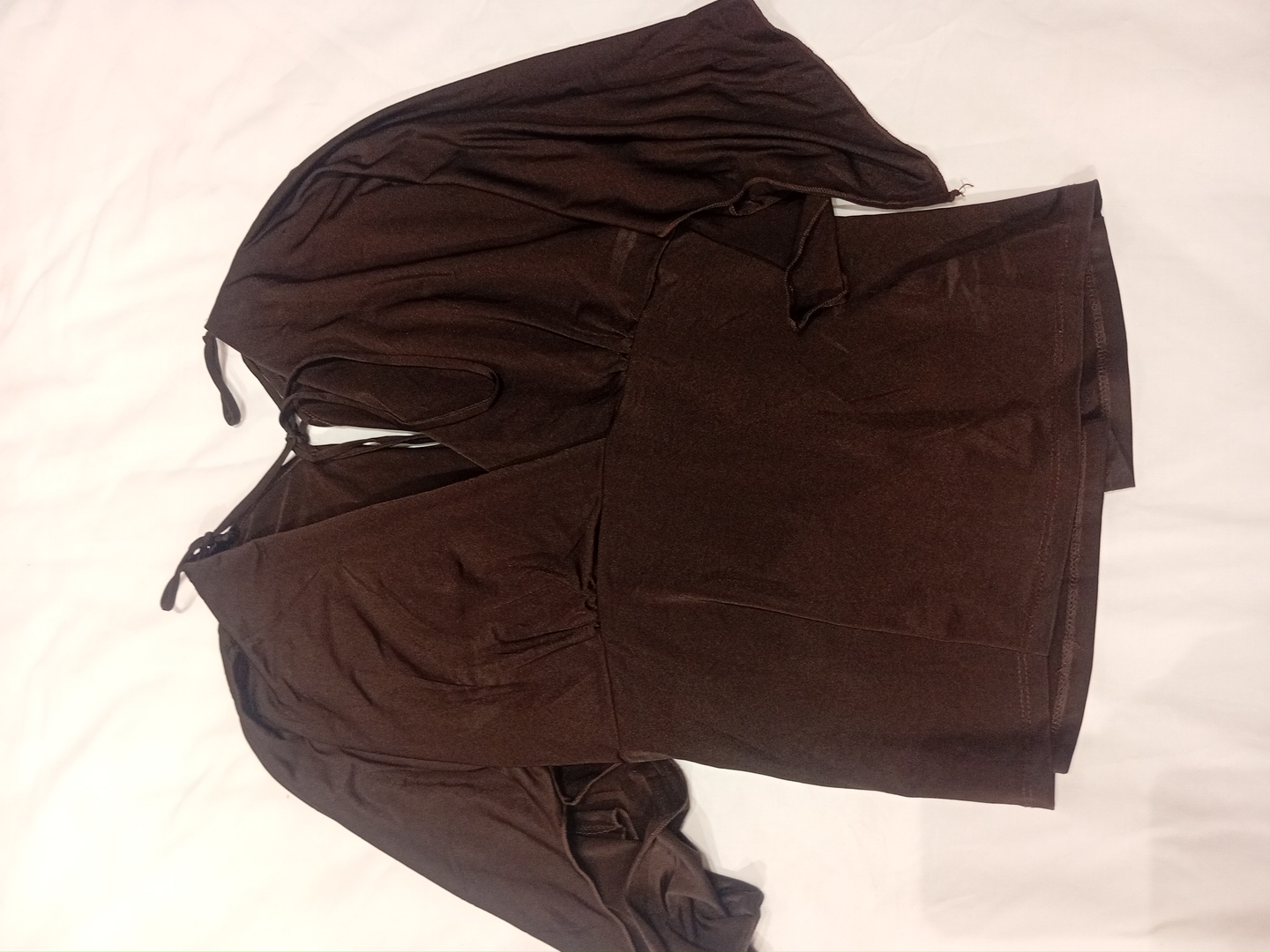 Blouse marron à col en V avec nœud dans le dos
