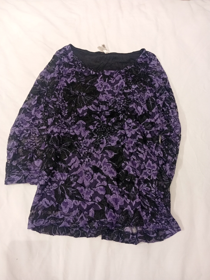 Top à manches longues en dentelle florale violette..