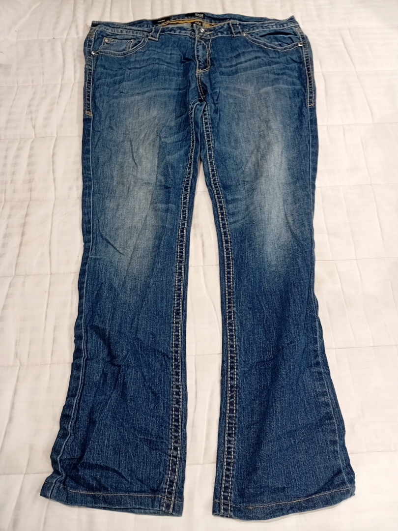ANA Bootcut Jeans