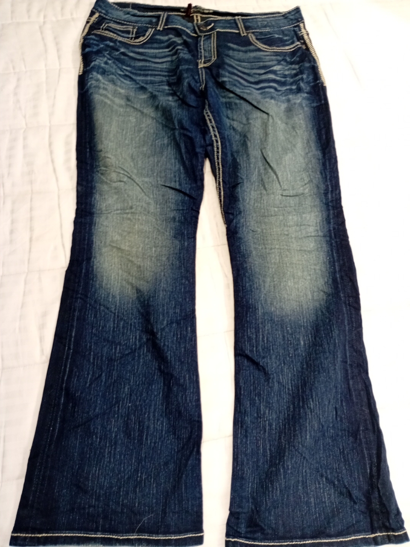 Jeans acampanados de mezclilla azul para mujer con..