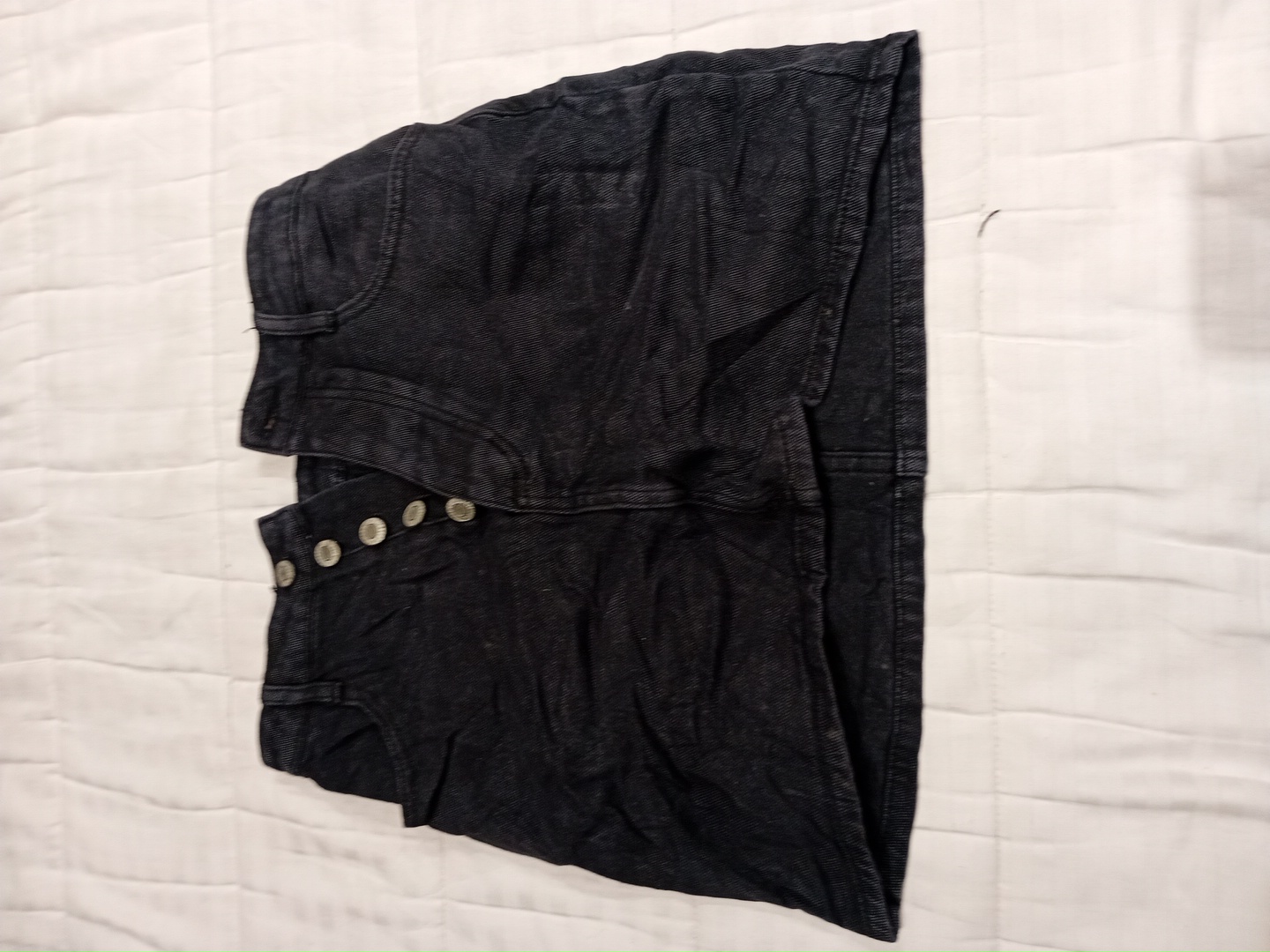 Gonna mini in denim nero con bottoni frontali