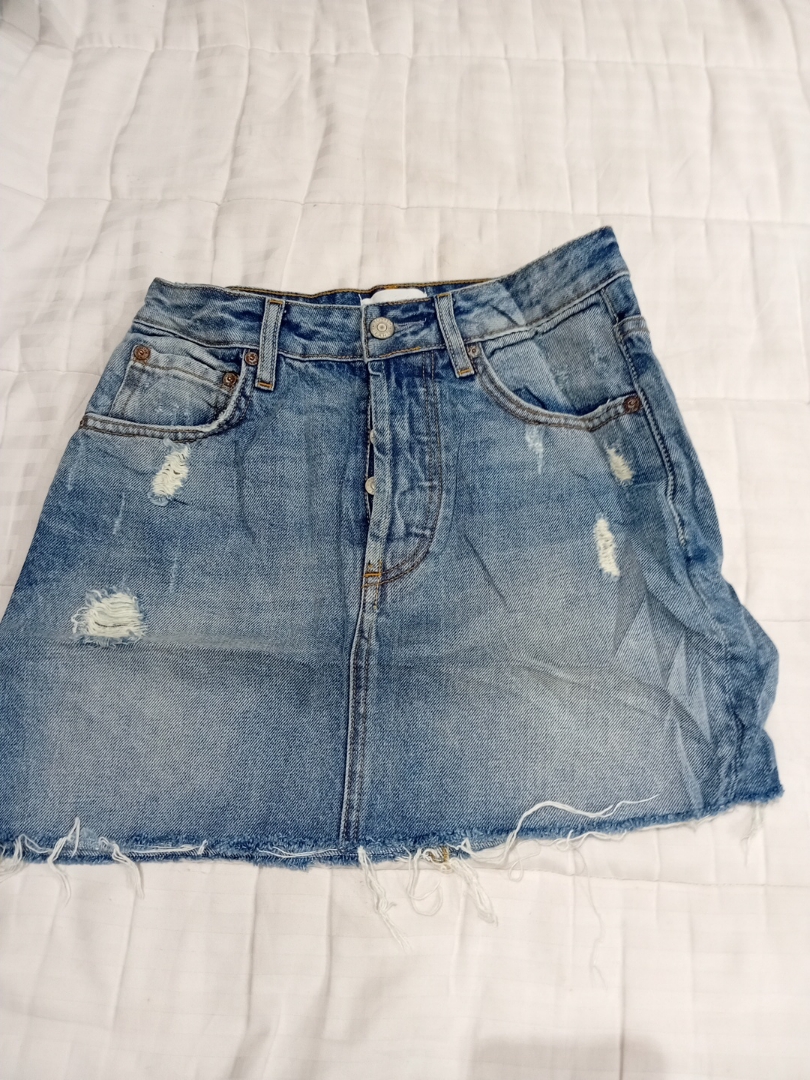 Minifalda de mezclilla con detalles desgastados