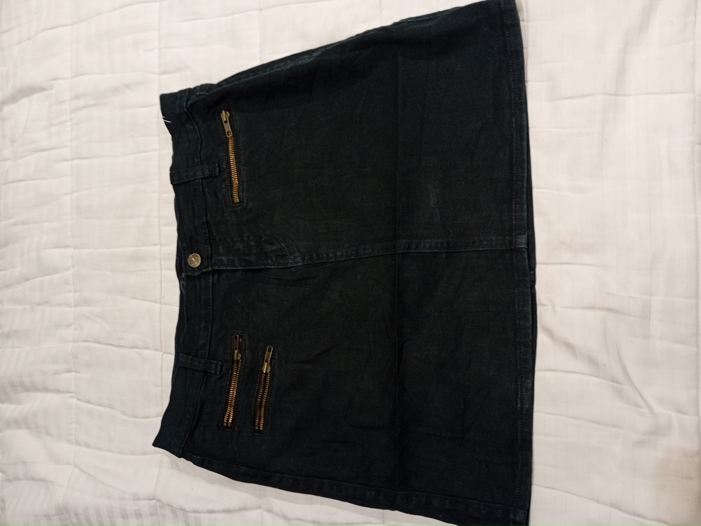 Mini jupe en jean noir avec poches zippées