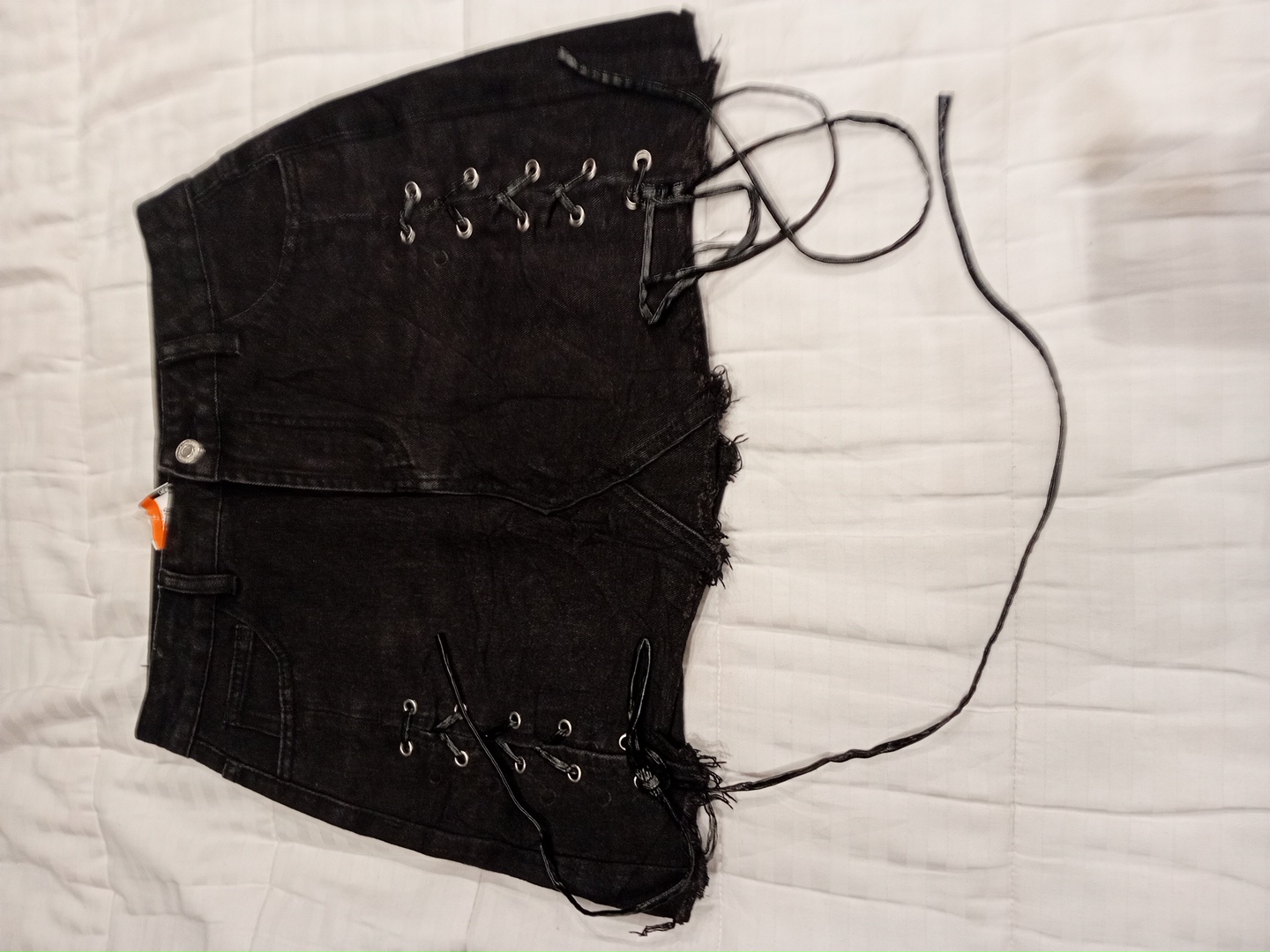 Saia Mini de Jeans Preto com Detalhe de Amarração