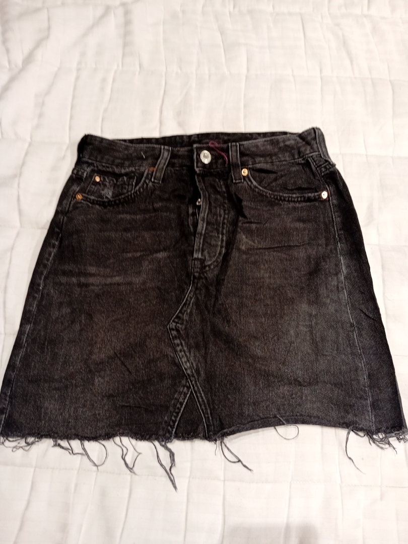 Mini-jupe en jean noir avec ourlet effiloché