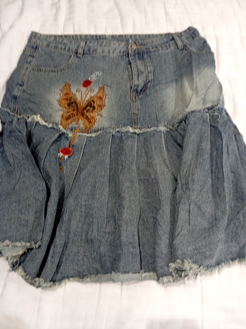 Mini falda de mezclilla Y2K con bordado de maripos..