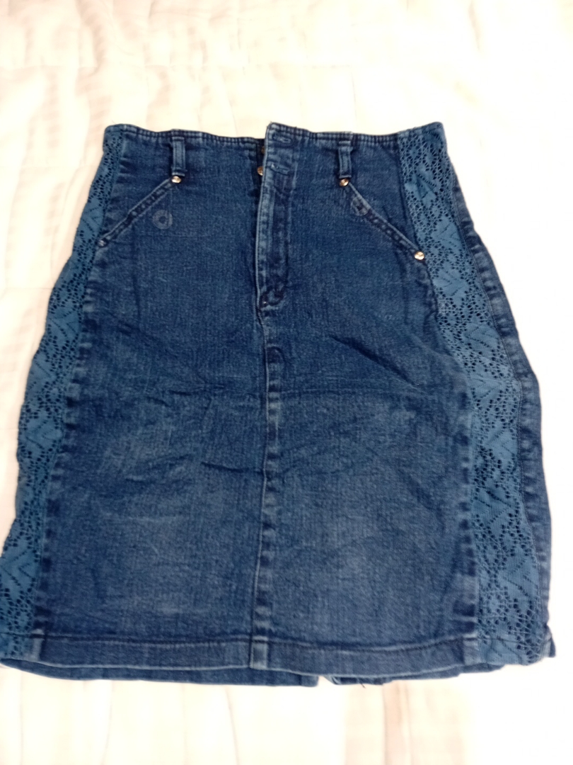 Jupe en denim vintage courte avec détails en dente..