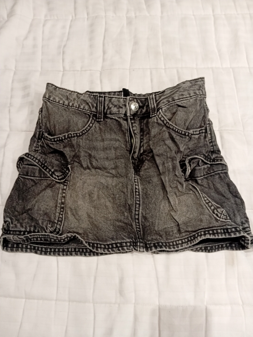 Falda mini de mezclilla negra H&M Divided con bols..