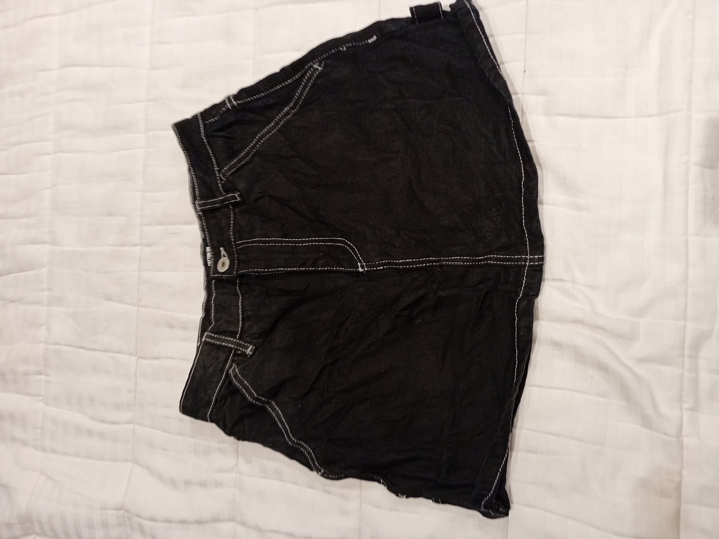 Mini jupe en denim noir avec des coutures blanches