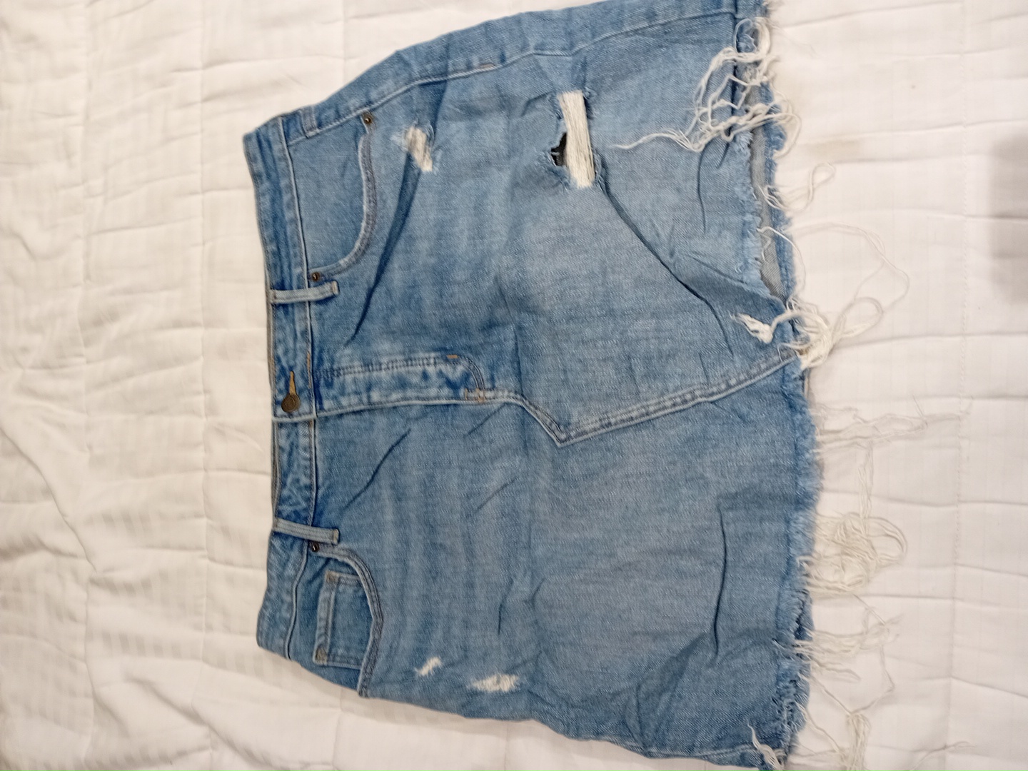 Falda mini de mezclilla rasgada de Old Navy