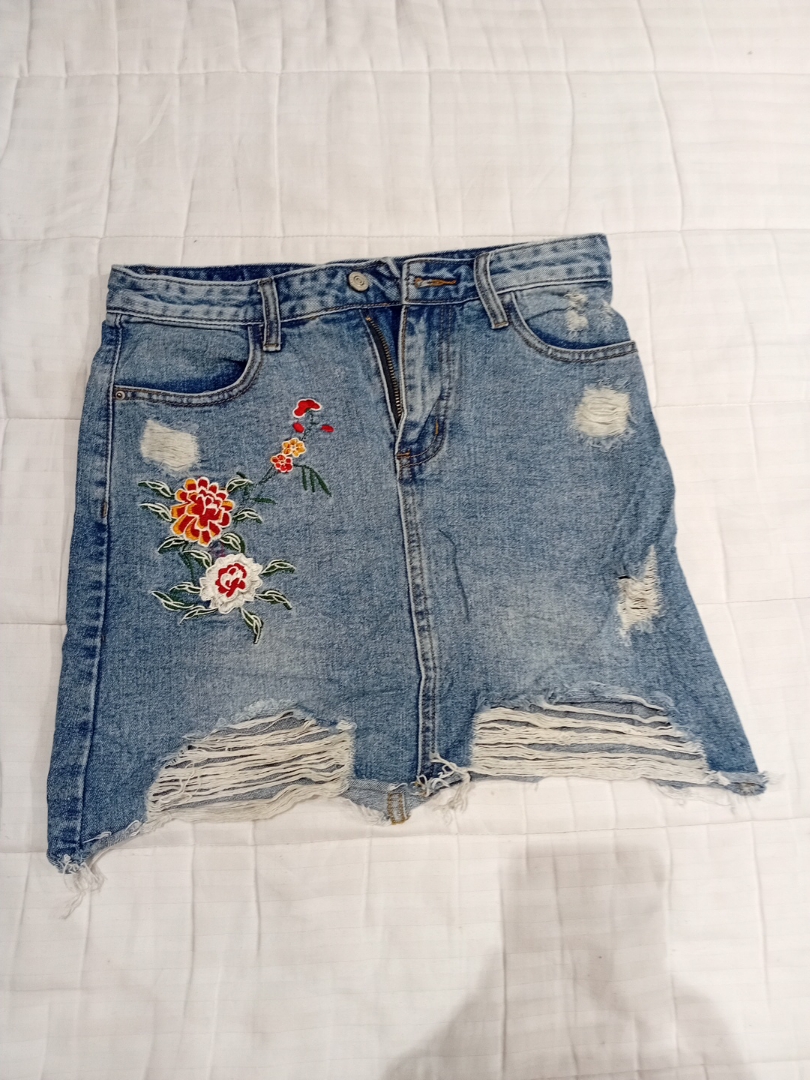 Gonna in denim con ricami floreali