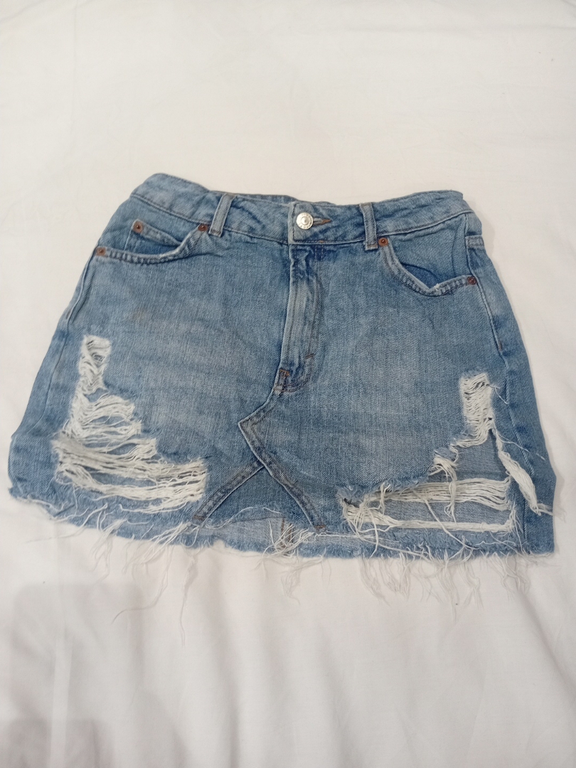 Mini falda de mezclilla desgastada