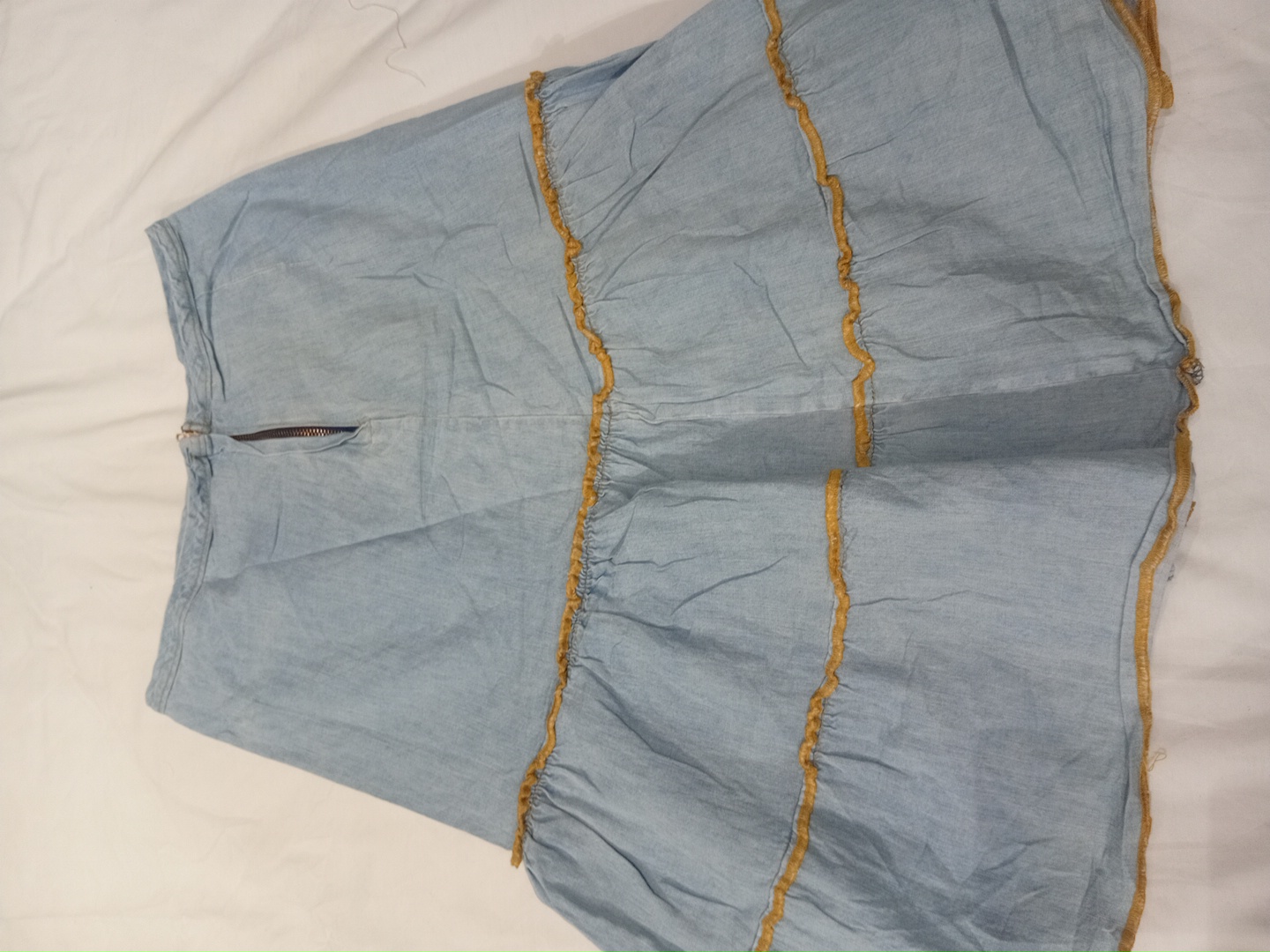 Jupe superposée bleu clair avec bordure dorée