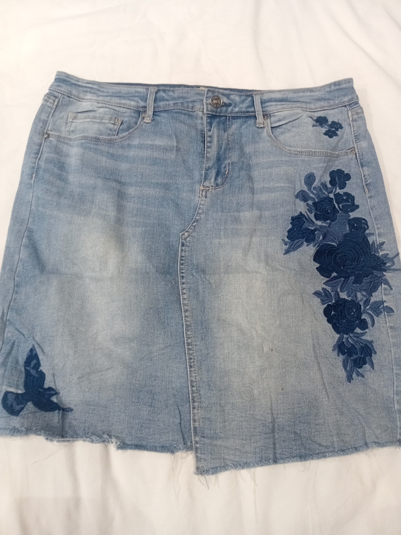 Falda de mezclilla con bordado floral