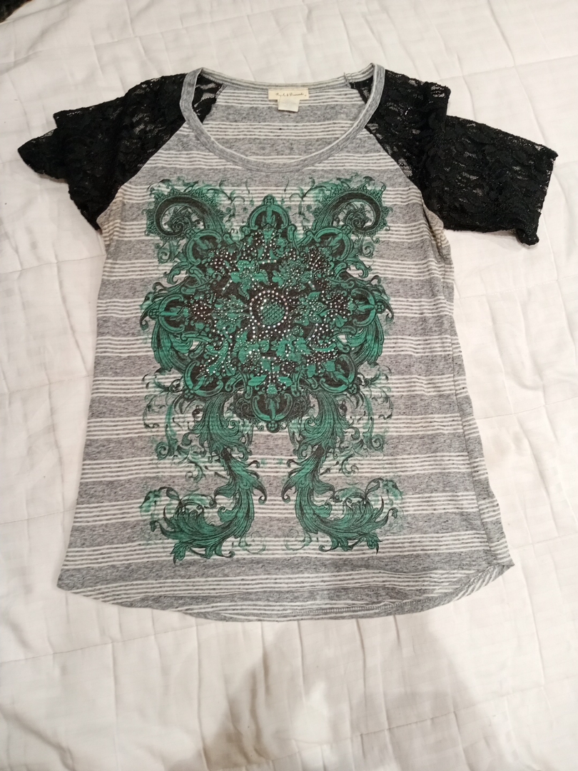 T-shirt con maniche in pizzo e design floreale