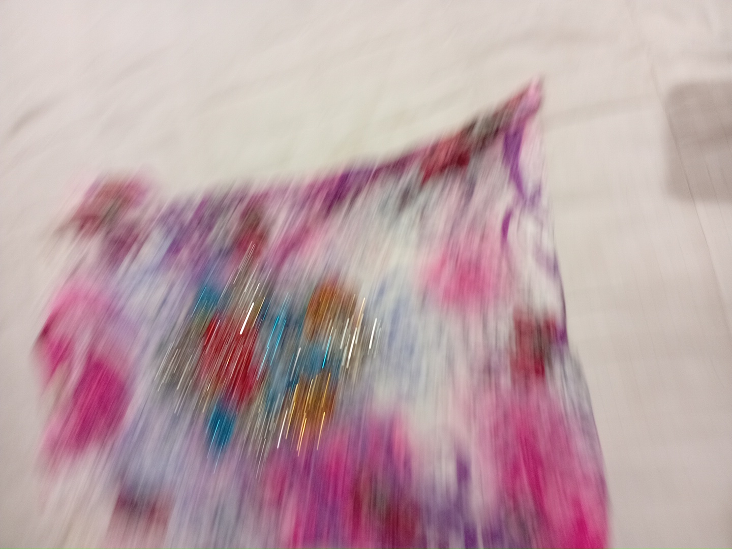 T-Shirt con Design Floreale