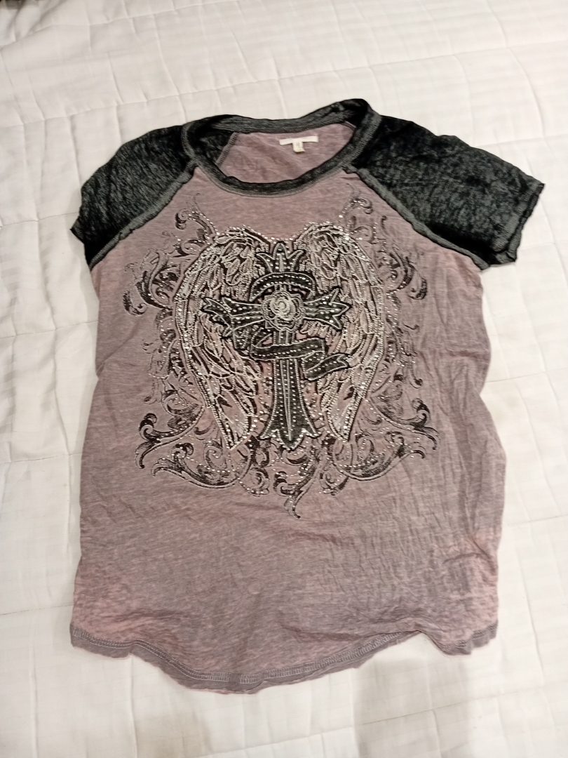 T-shirt con design adornato