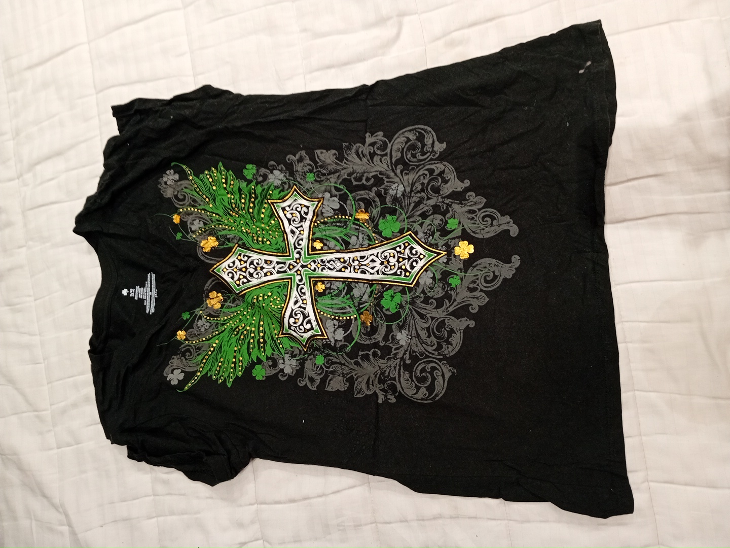 T-shirt graphique noir avec design croix