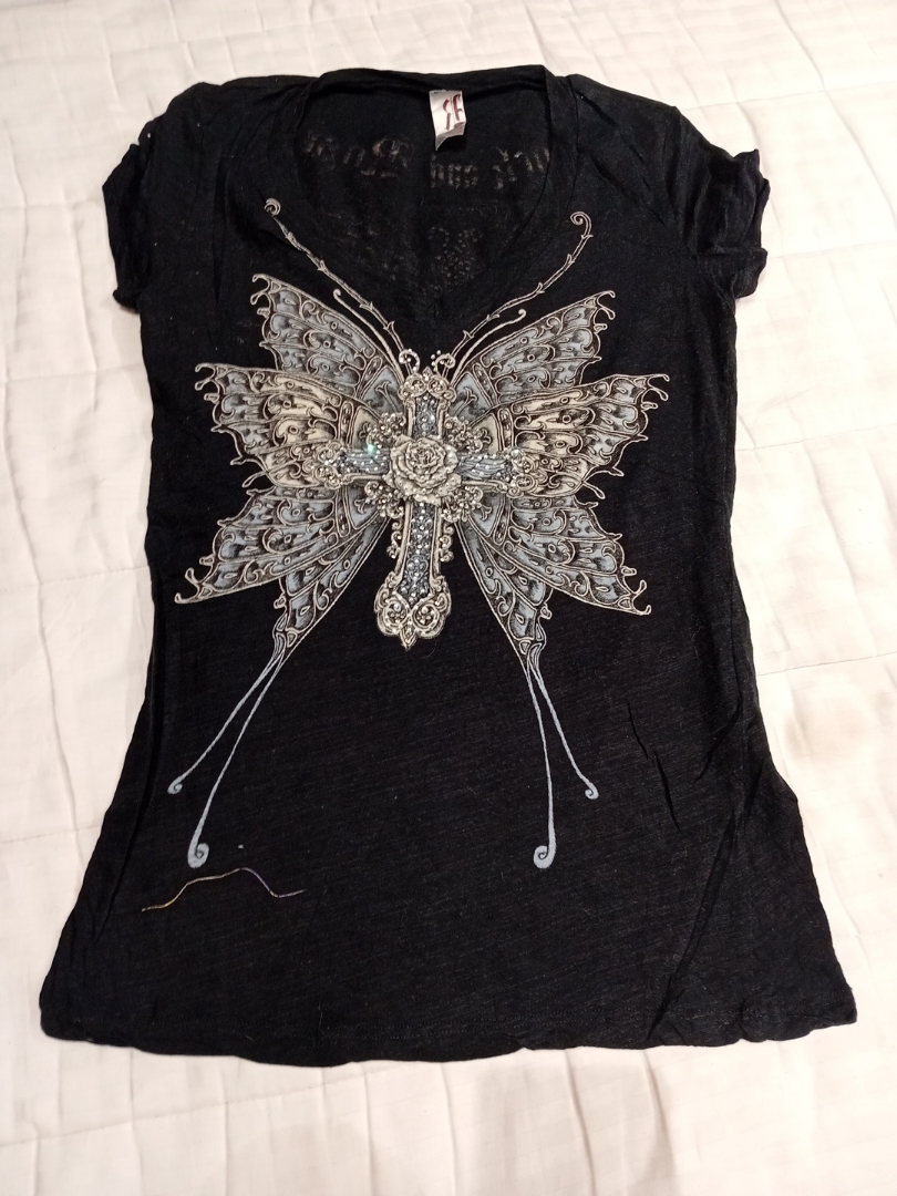 Camiseta Gráfica Preta com Design de Borboleta