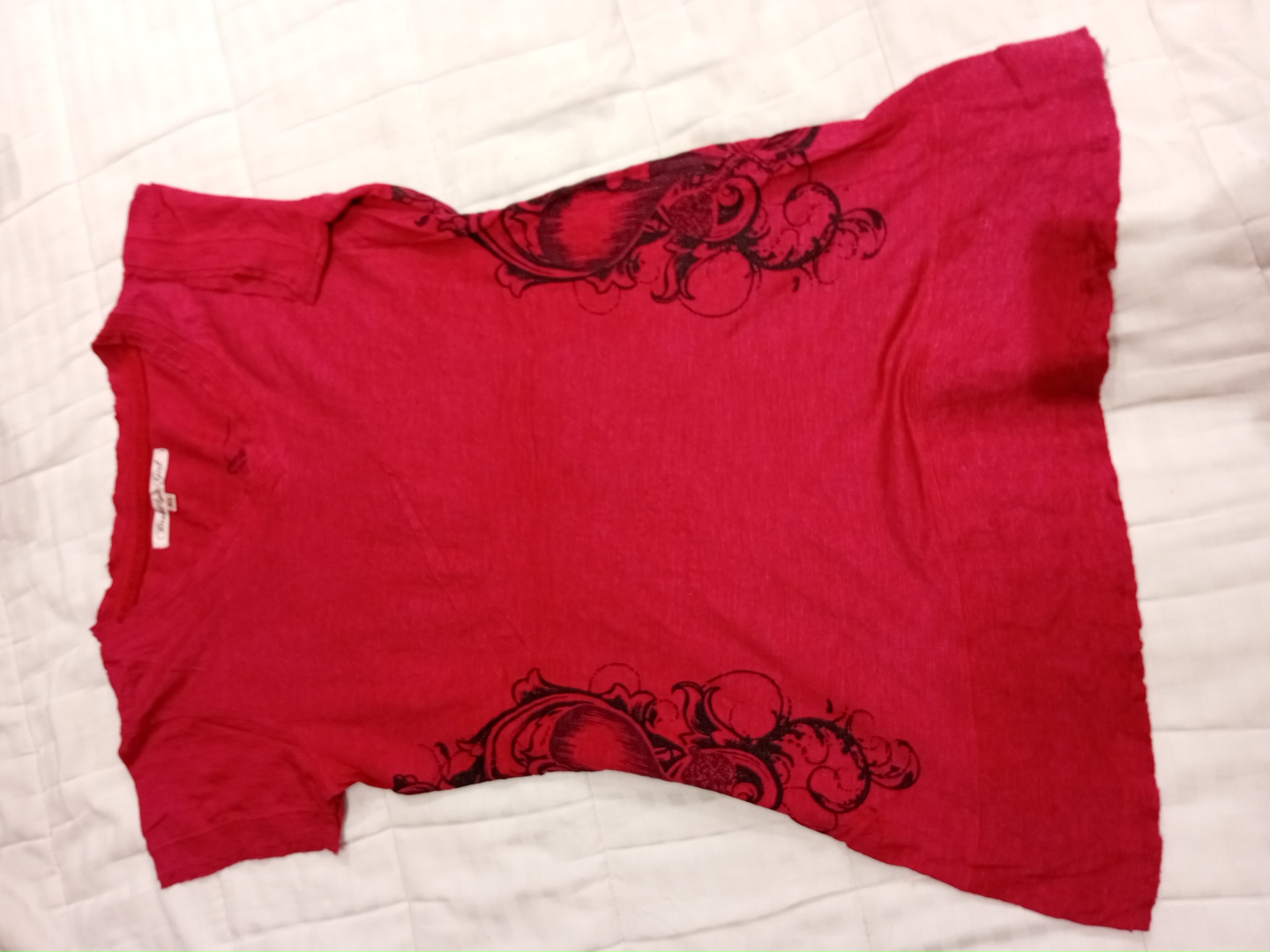 Camiseta Vermelha com Design Preto