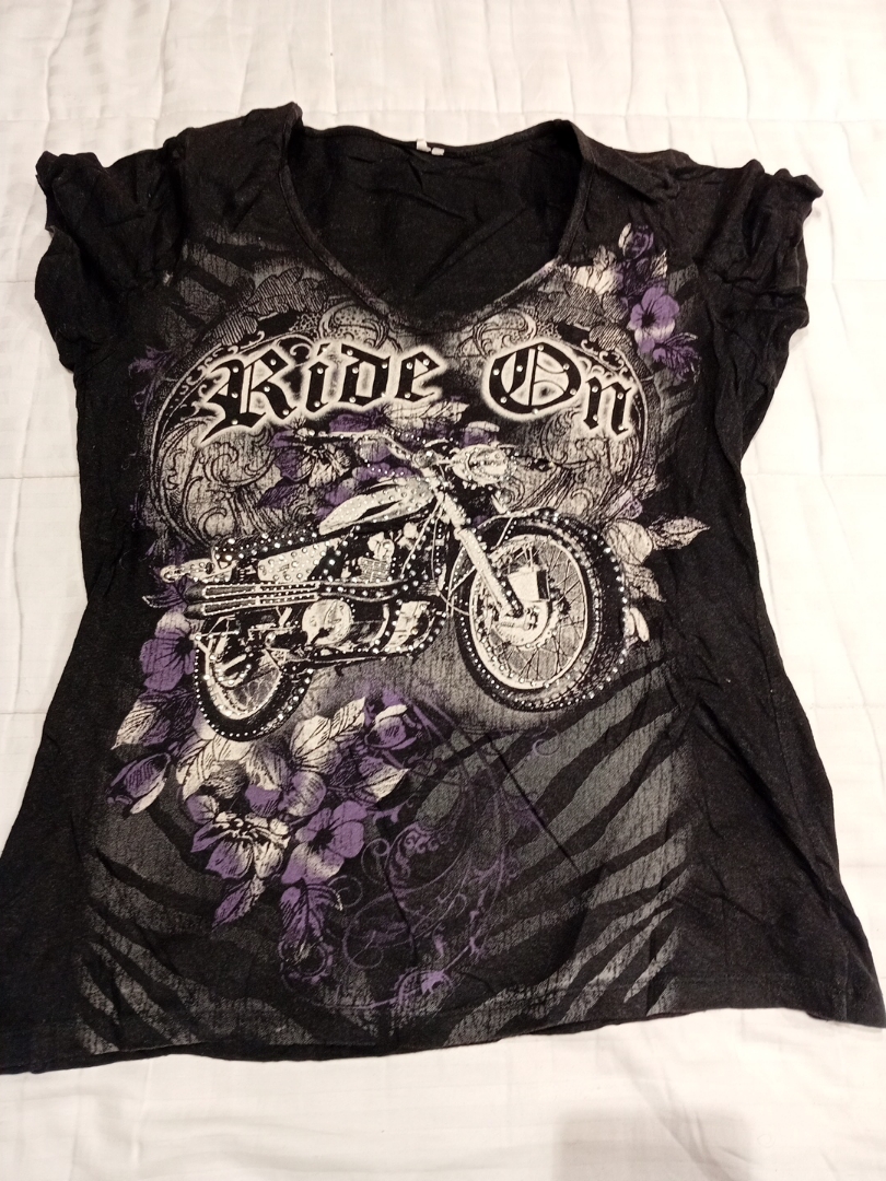 Maglietta nera con grafica e design di motociclett..