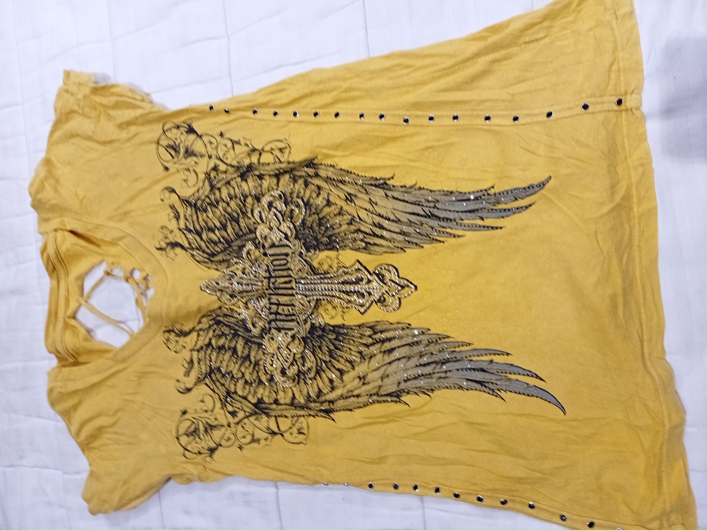 T-shirt gialla con design delle ali