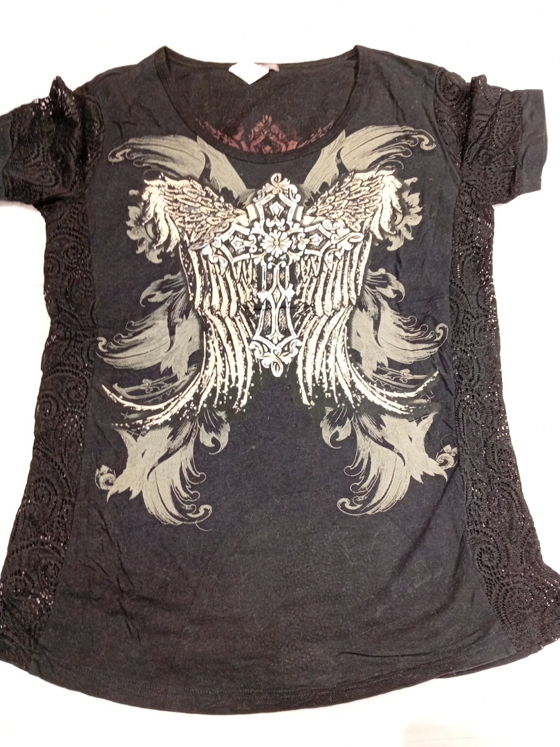 T-shirt nera con maniche di pizzo