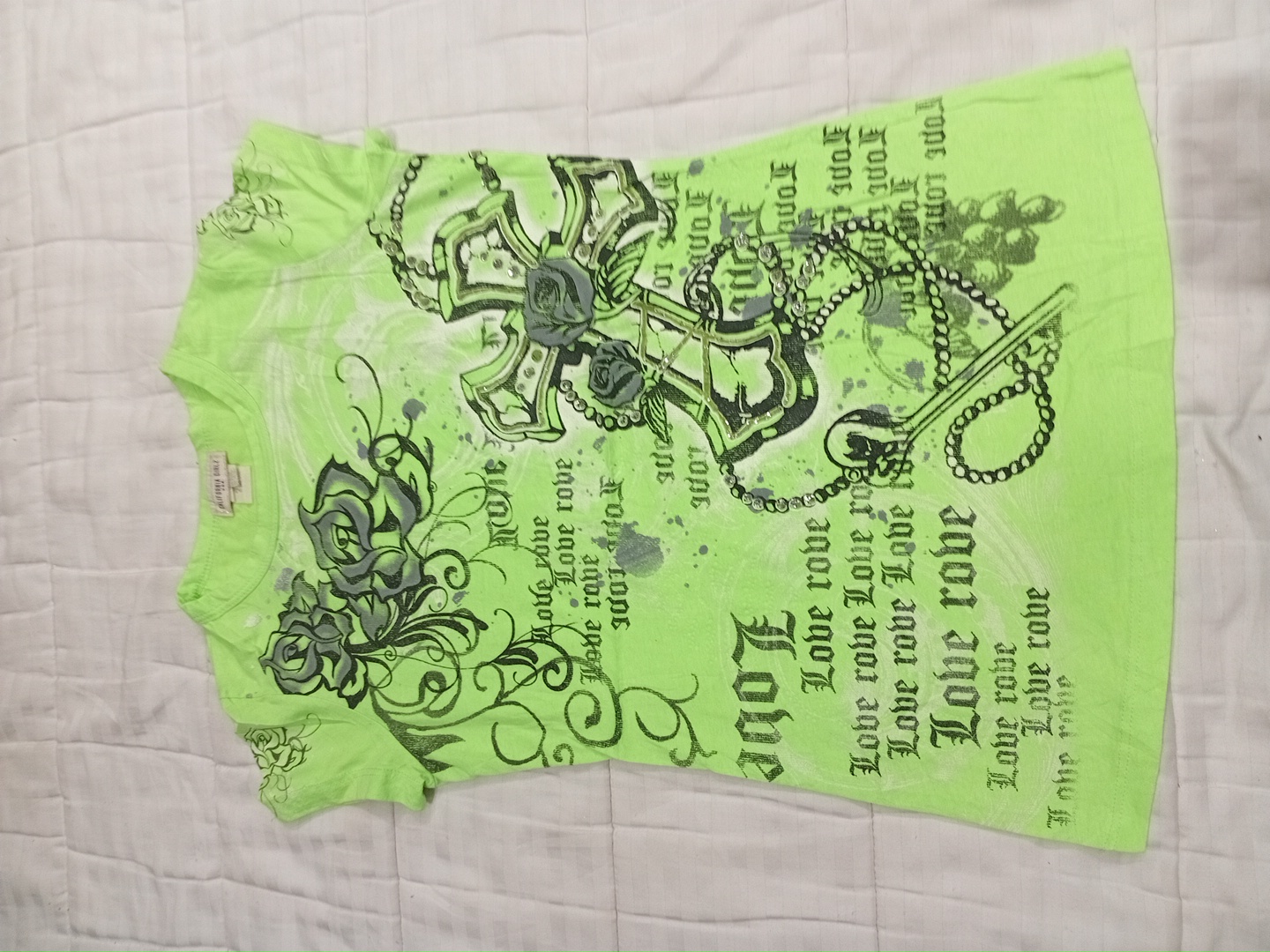 T-Shirt con Design Floreale e Croce