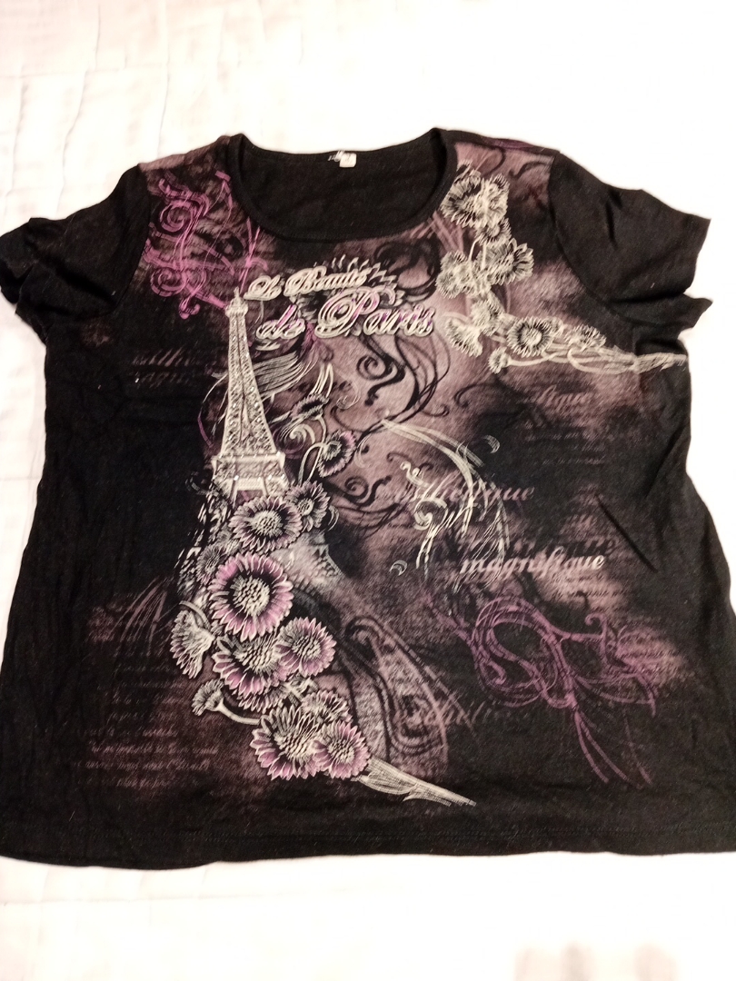 Camiseta Gráfica Preta com Design da Torre Eiffel