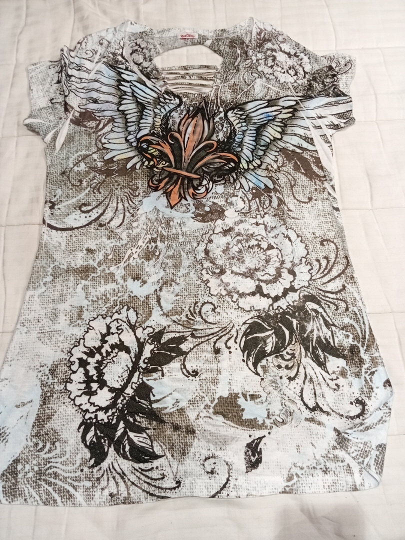 Camiseta com Design de Borboleta e Floral