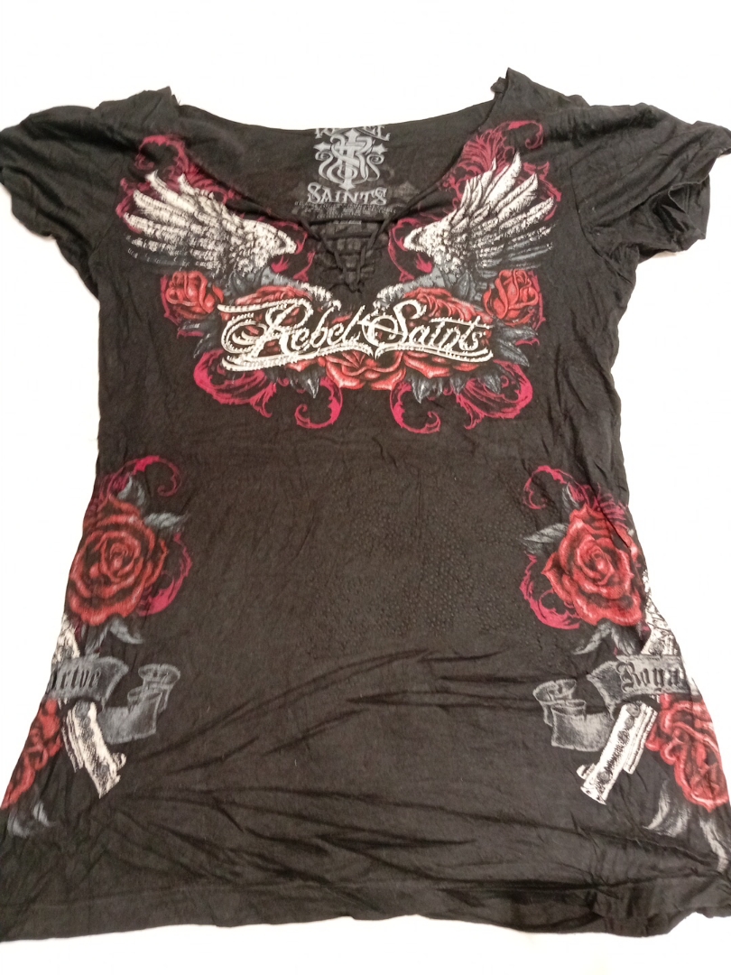 T-Shirt mit Rebel Saints-Logo und Rosen