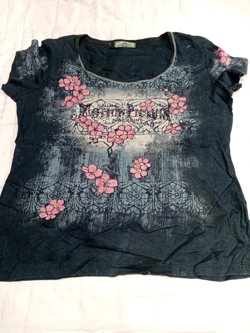 T-shirt nera con design floreale