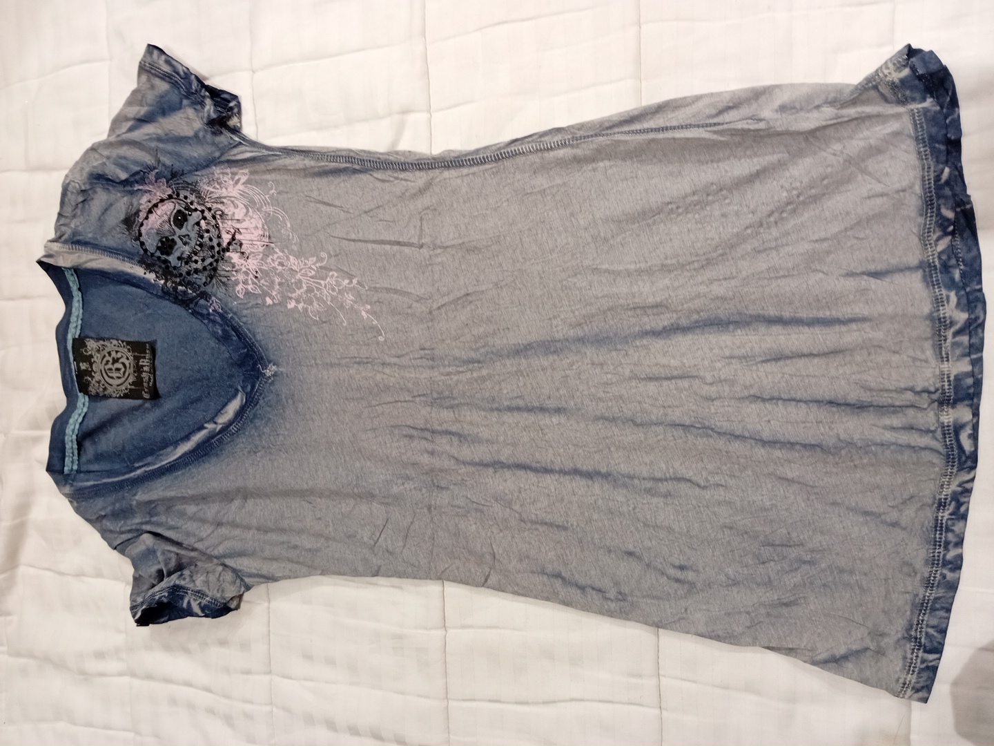 T-shirt con design di teschio