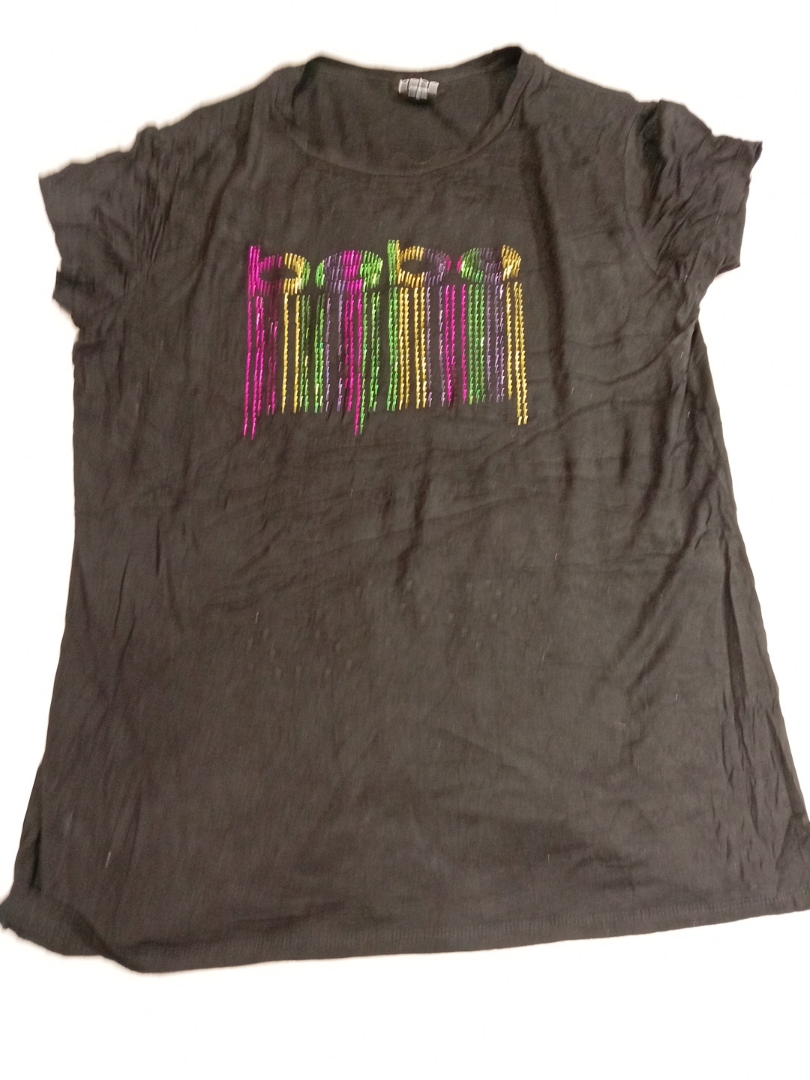 T-Shirt Nera con Design di Frange Colorate