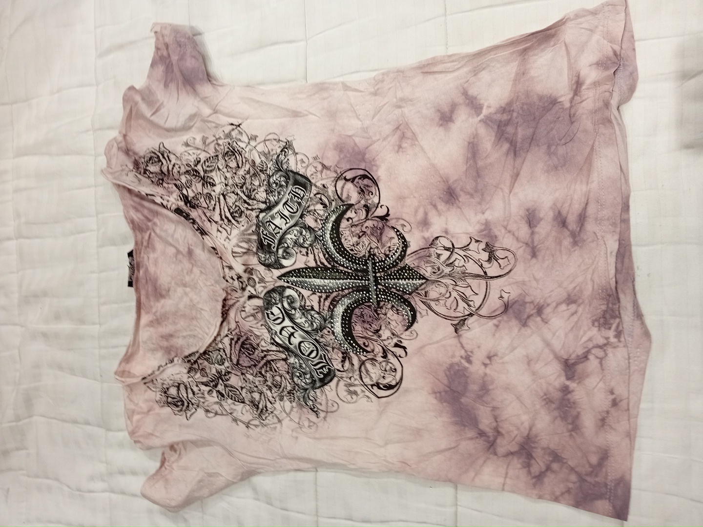 Camiseta com Design de Flor e Caveira