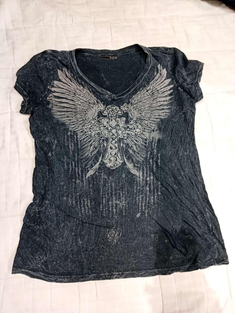T-shirt graphique noir avec design d'ange
