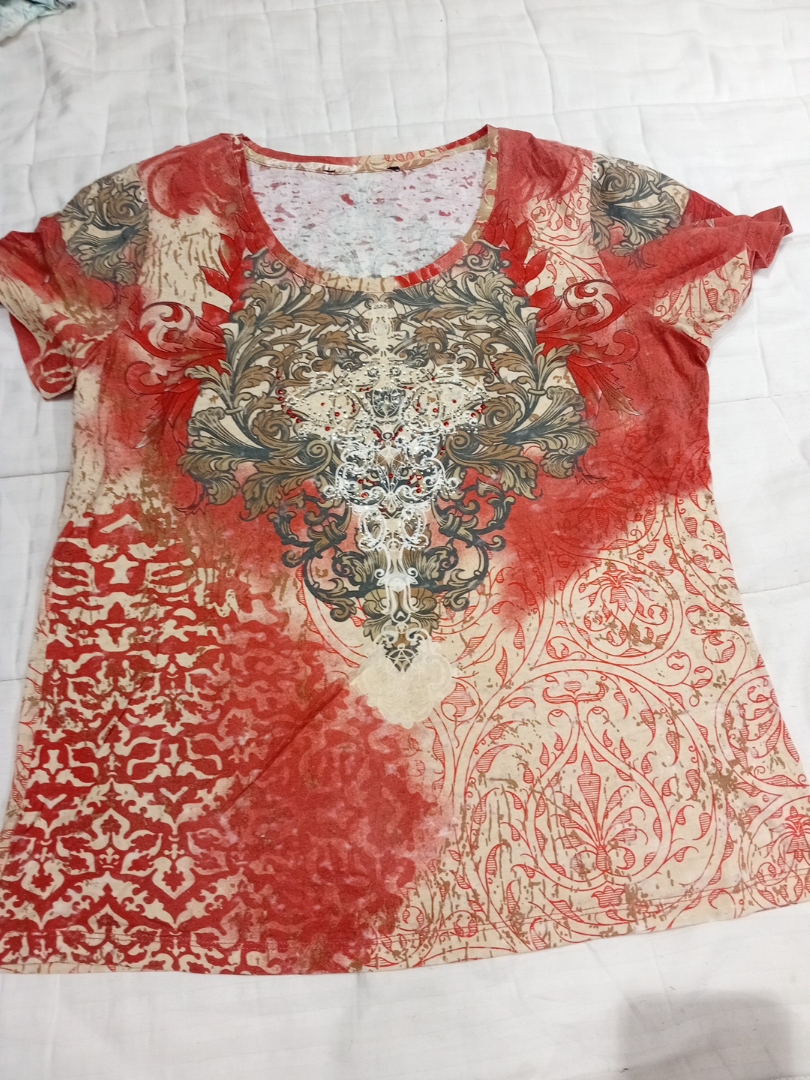 Blusa com Design Floral e Paisley