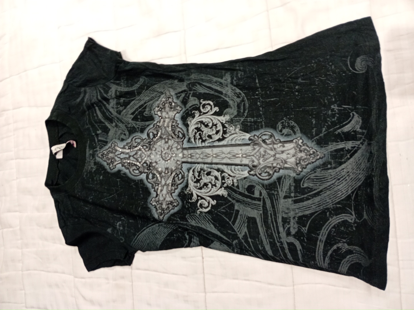 Schwarzes Grafik-T-Shirt mit Kreuzdesign